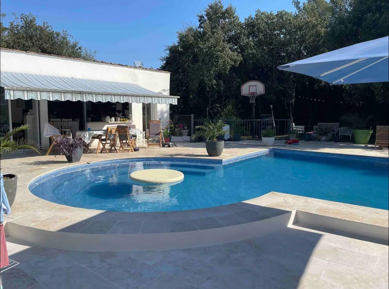 Piscine et cuisine d'été